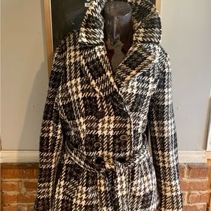 White House Black Market plaid coat, gently used. Size XL. Classic look!
